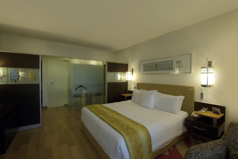 House, 1 Twin Bed, City View