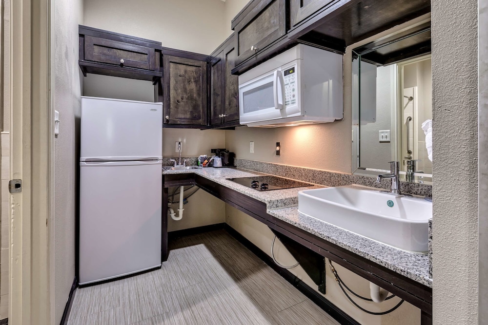 Suite, 2 Queen Beds, Smoking, Kitchen photo 3