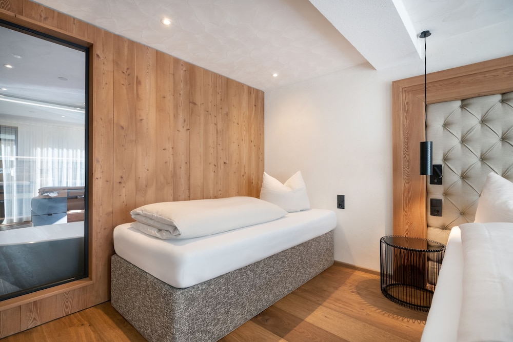 Deluxe Suite, 1 Bedroom, Balcony photo 2