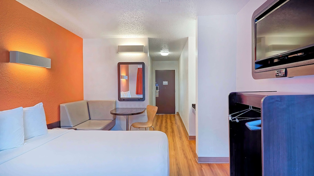 Standard Suite, 1 King Bed, Non Smoking, Refrigerator & Microwave - Photo 2