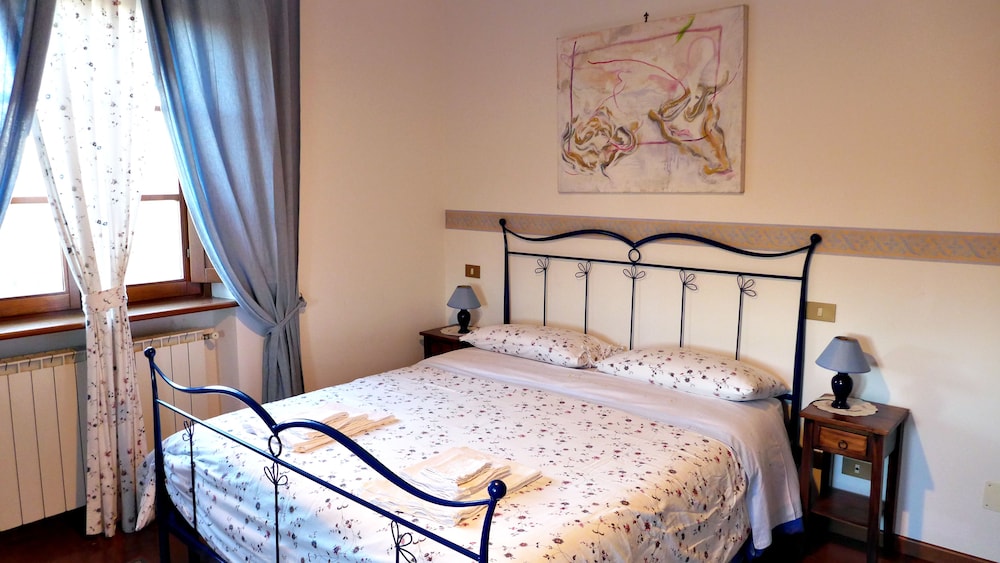 House, 5 Bedrooms photo 2