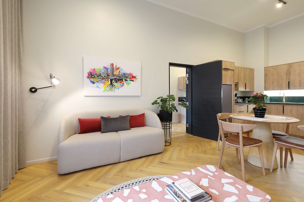 Suite, 2 Bedrooms - Photo 3
