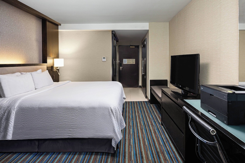 Room, 1 King Bed (Mobility/Hearing Access, Roll-In Shwr) thumbnail 6