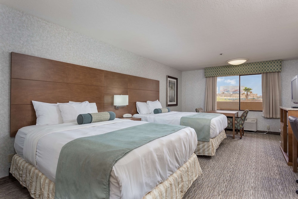 Standard Room, 2 Queen Beds - Photo 1