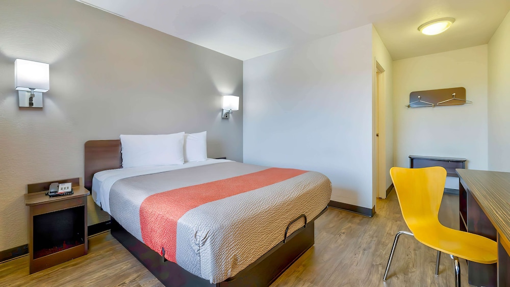 Deluxe Room, 1 Queen Bed, Non Smoking, Refrigerator & Microwave photo 1