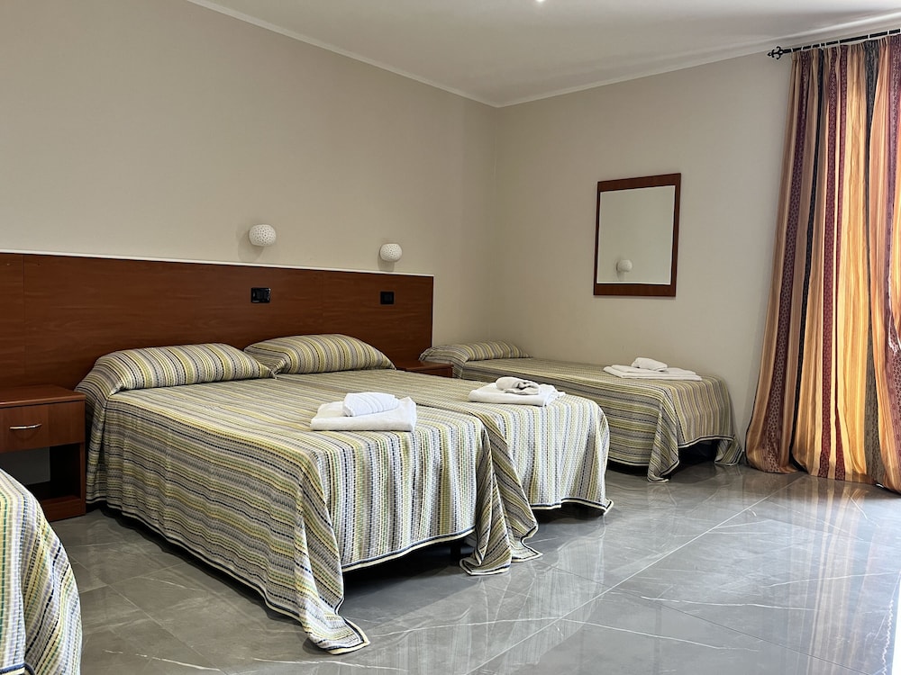 Classic Quadruple Room, Ensuite, Courtyard View photo 1