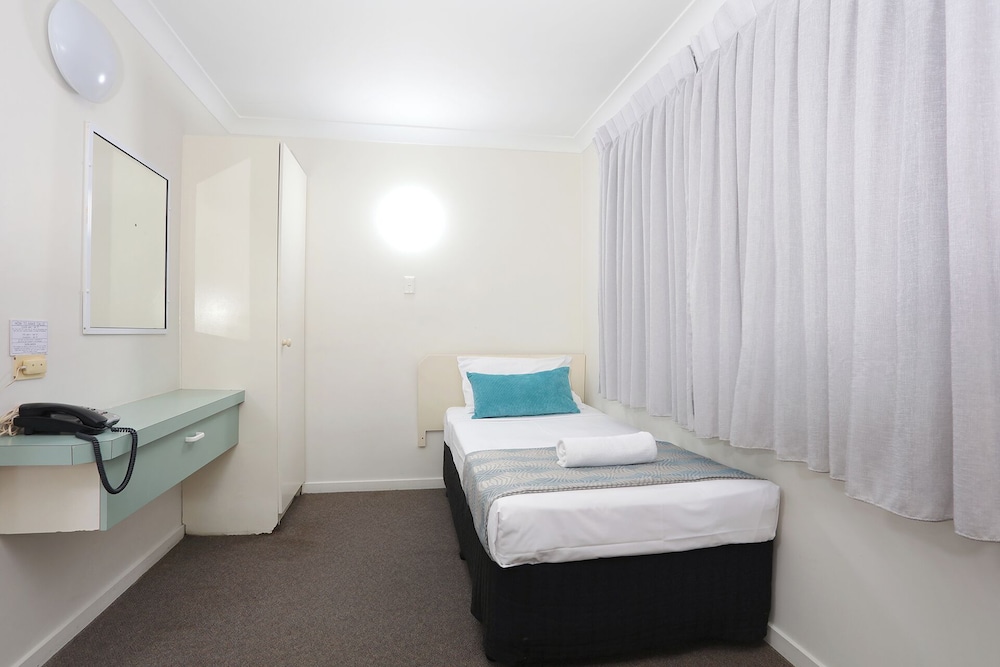 Motel Room (1 Double Bed + 2 Single Beds) photo 3