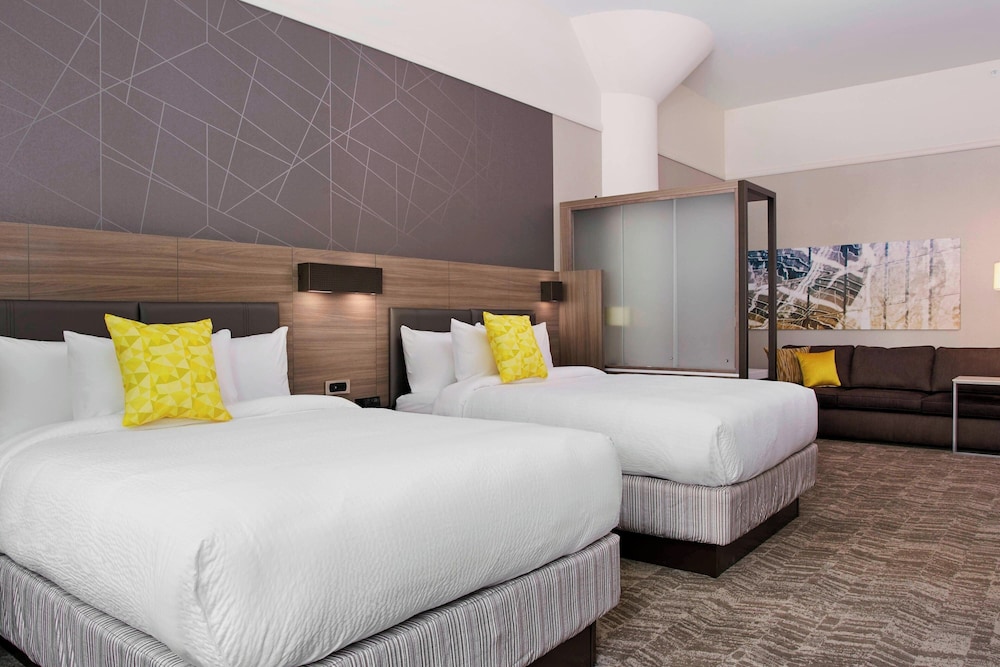 Executive Suite, 2 Queen Beds (Mobility Accessible, Roll-In Shower) photo 2