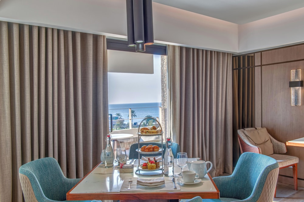 Club Room, 2 Queen Beds, Accessible, Balcony (Club Lounge Access) - Photo 9
