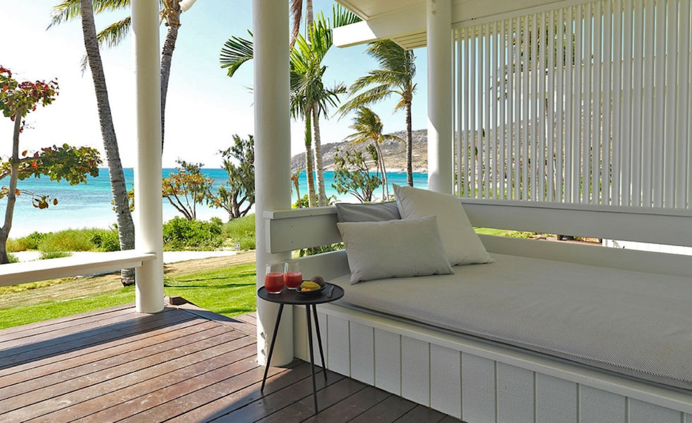 Suite, 1 King Bed, Beachfront photo 2
