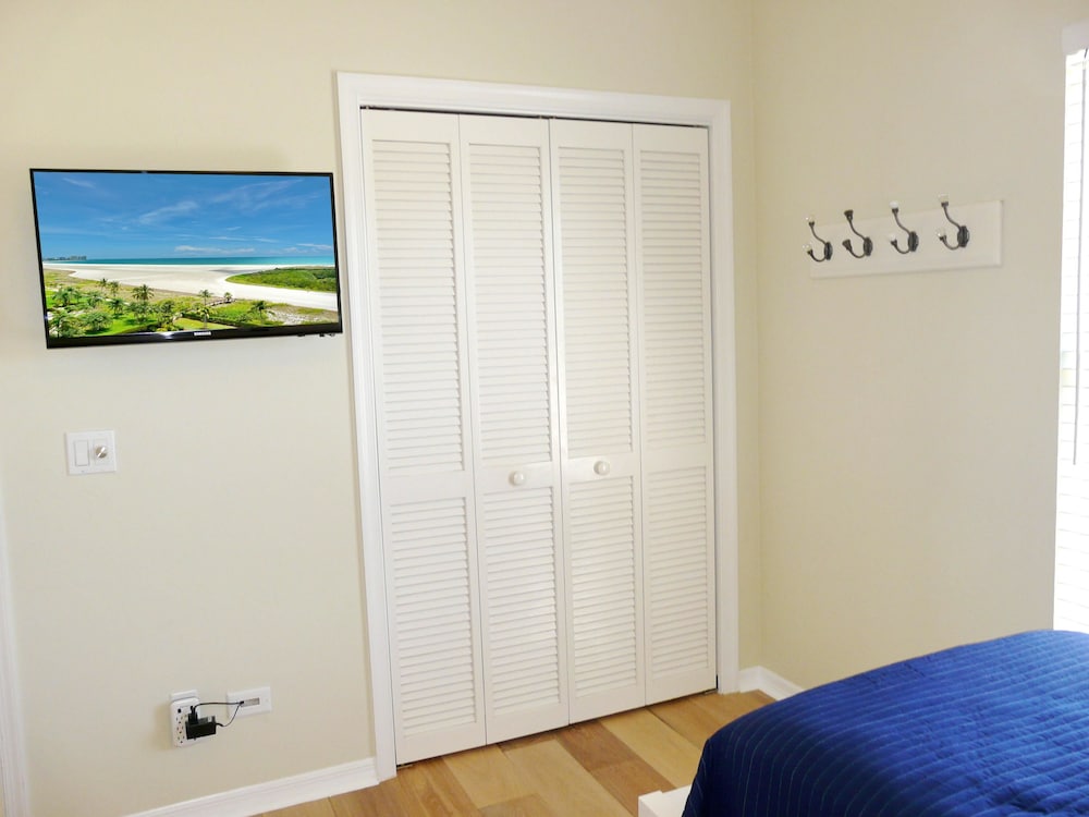 House, Multiple Beds (Luxuriously furnished waterfront home) photo 1