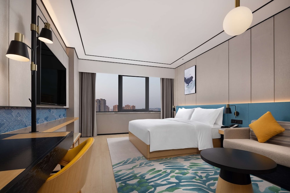 Deluxe Room, 1 King Bed photo 3