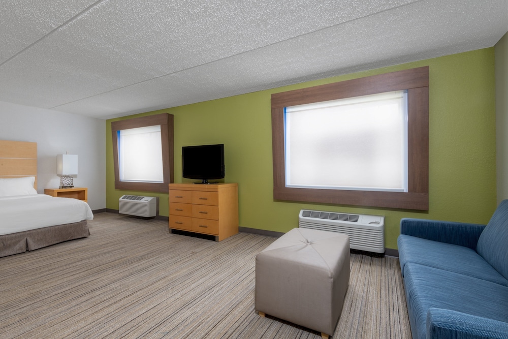 Suite, 1 King Bed - Photo 3