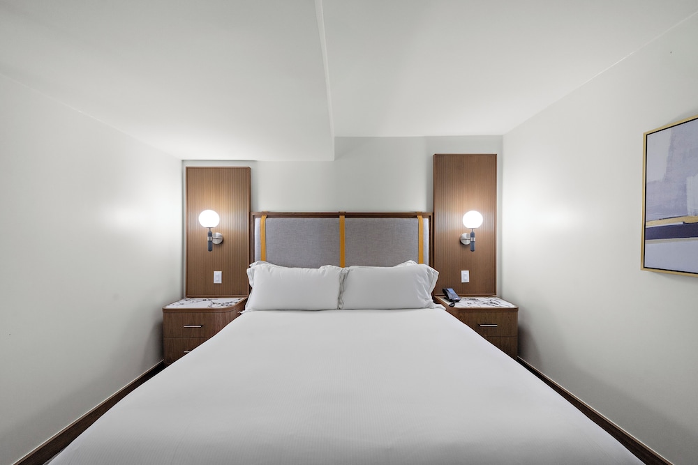 Suite, 1 King Bed, Patio, Poolside - Photo 2