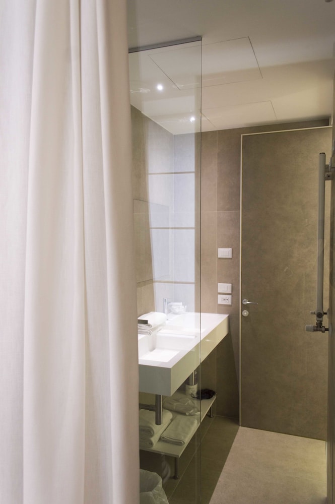 Round Suite with Hot Tub - Photo 22