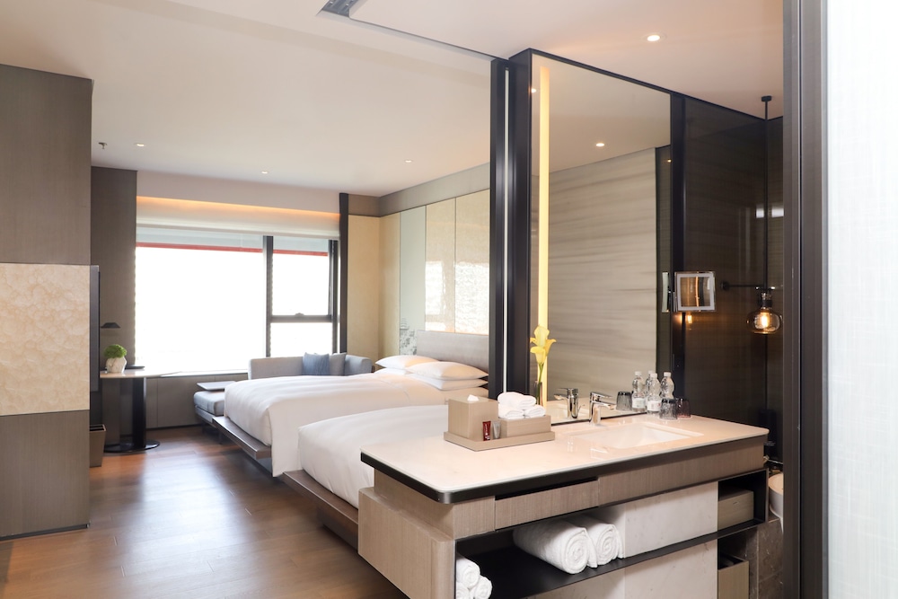 Superior Room, 2 Twin Beds, City View - Photo 1
