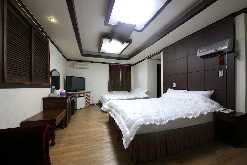 Suite, 2 Double Beds photo 2