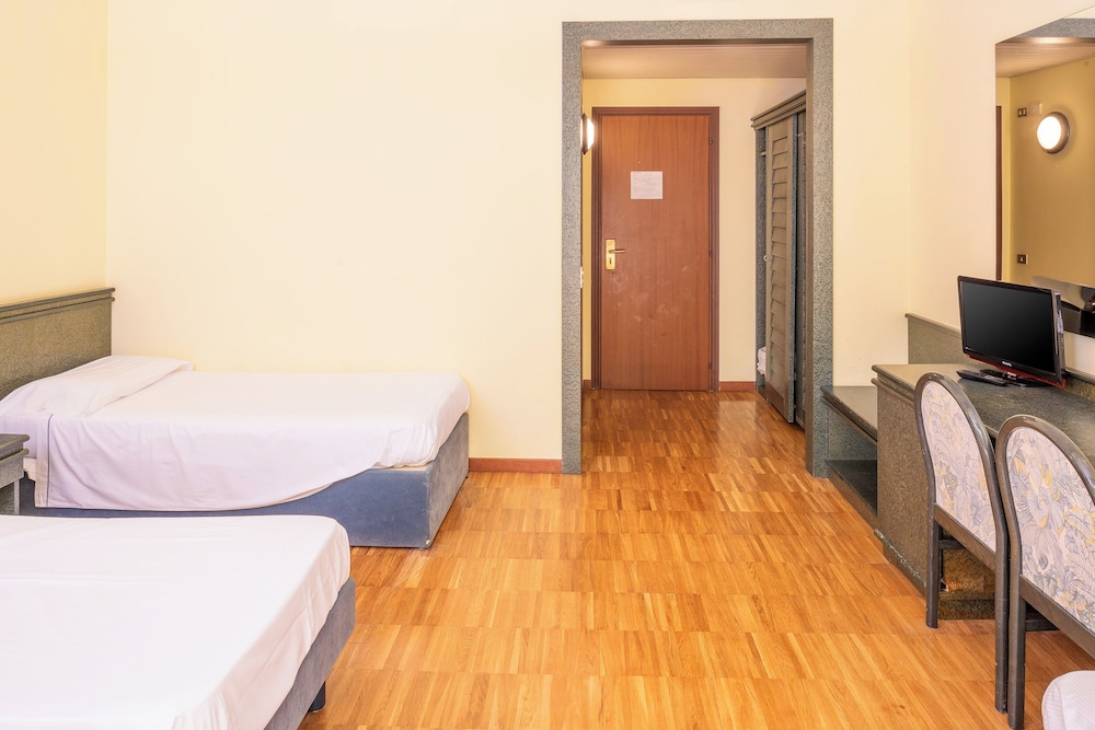 Standard Quadruple Room (4 pax) - Photo 9