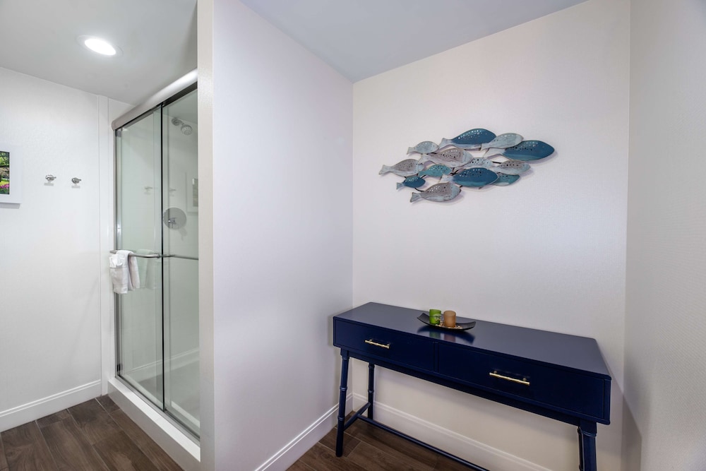 Suite, 1 King Bed, Refrigerator & Microwave, Lake View - Photo 11