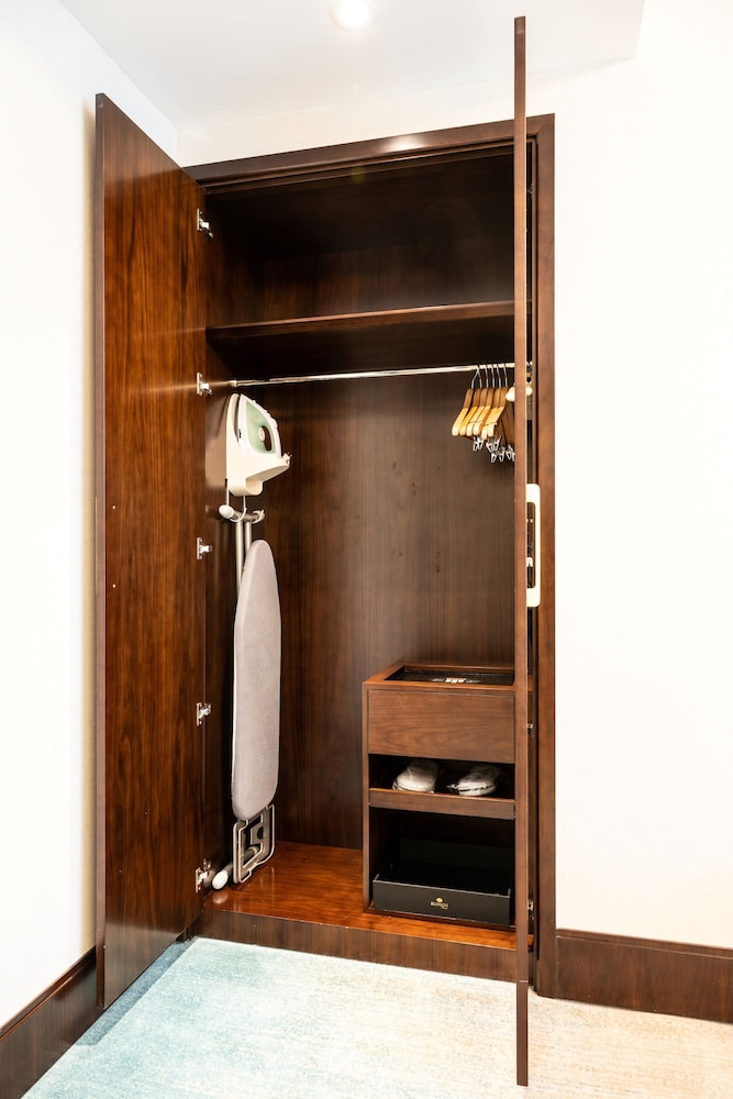 Suite, 1 King Bed, Accessible, Corner (Bathtub) - Photo 6