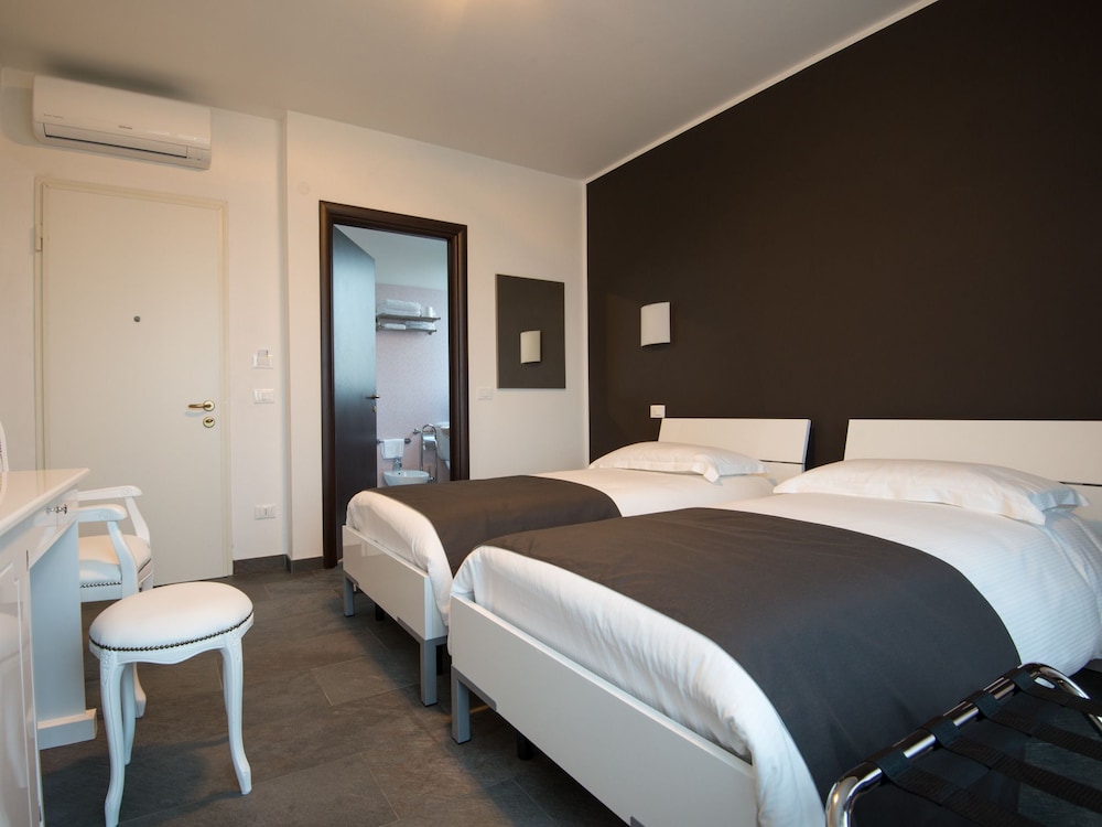 Deluxe Double Or Twin Room photo 1