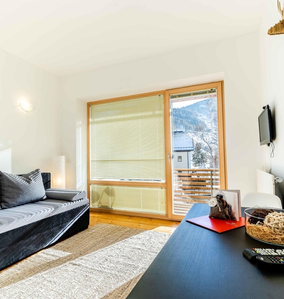 Studio, Balcony