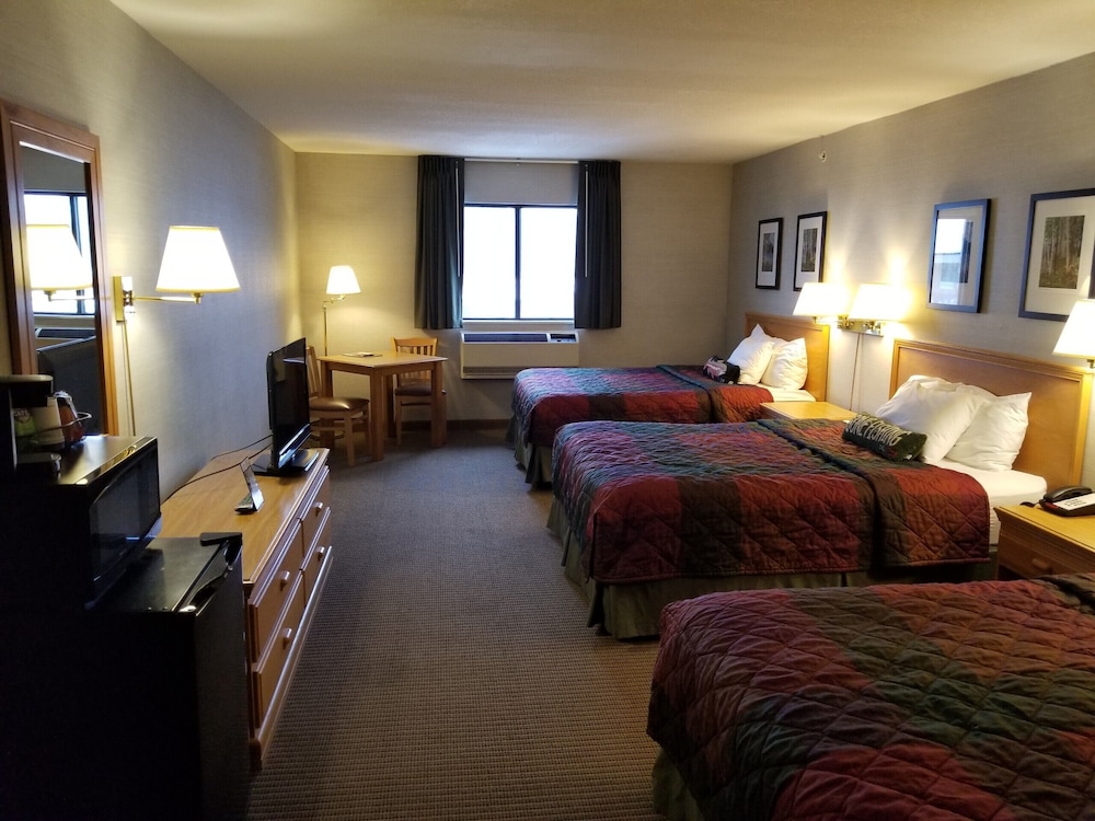Family Room, 3 Queen Beds