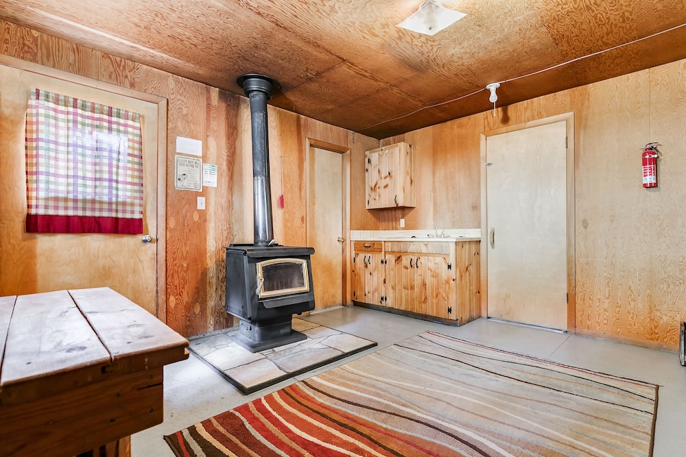 Comfort Cabin, 2 Queen Beds, Mountain View, Mountainside photo 1