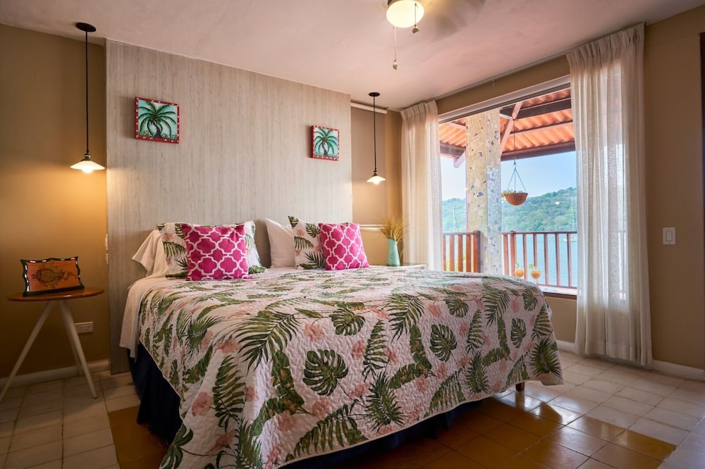 Deluxe Room, 1 King Bed, Balcony, Bay View (Casa Congo)