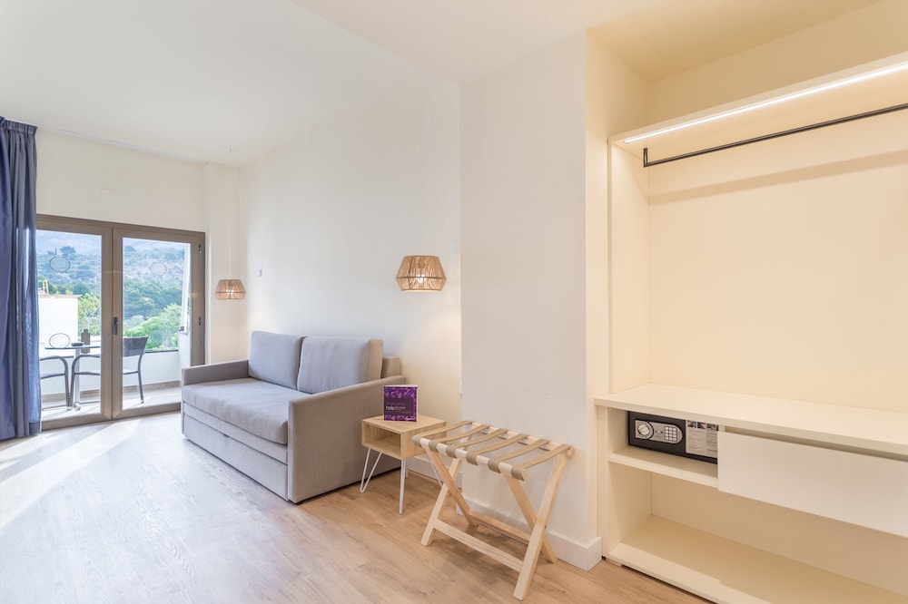 Suite (2 Adults + 1 Child) photo 3