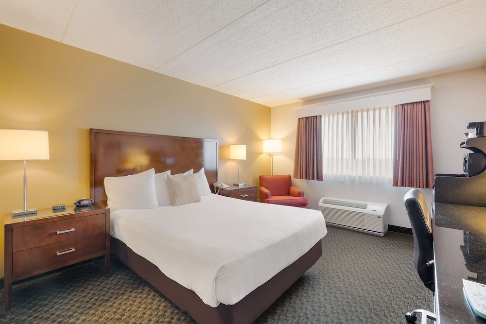 Standard Room, 1 Queen Bed, Refrigerator & Microwave, River View