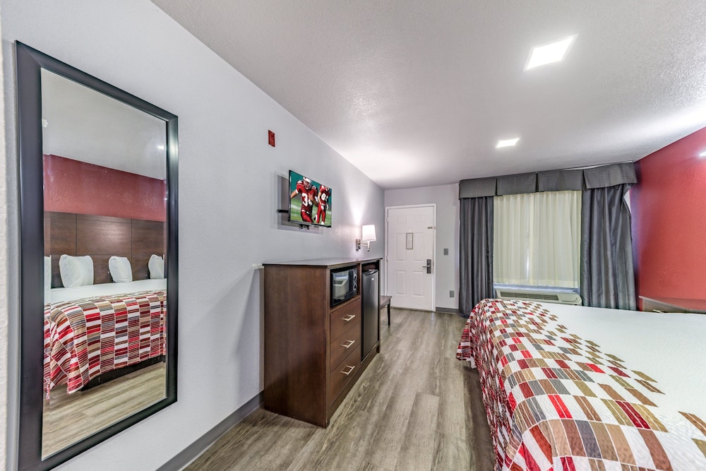 Deluxe Room, 1 King Bed (Smoke Free) - Photo 6