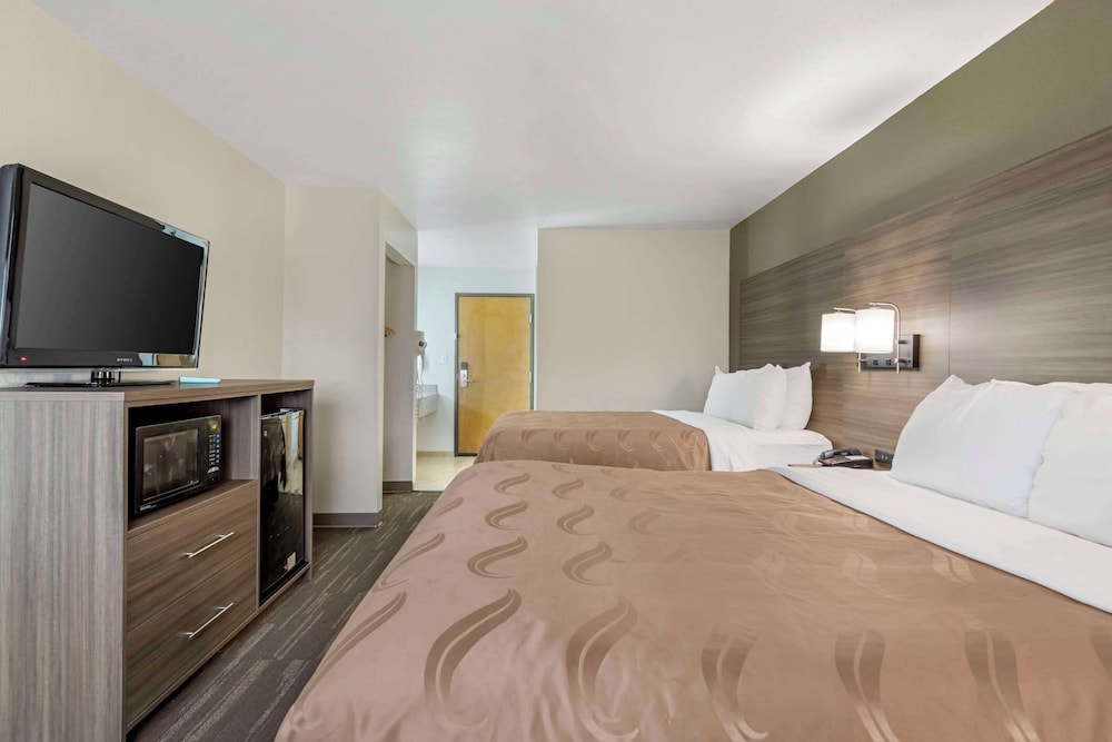 Standard Room, Multiple Beds, Non Smoking (1 King, 2 Queens) - Photo 1
