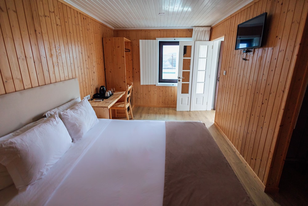 Classic Room, Pool View - Photo 2