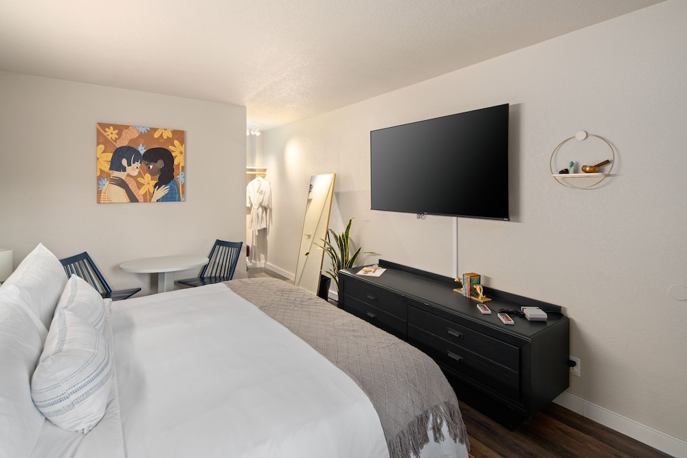 Standard Room, 1 King Bed photo 2