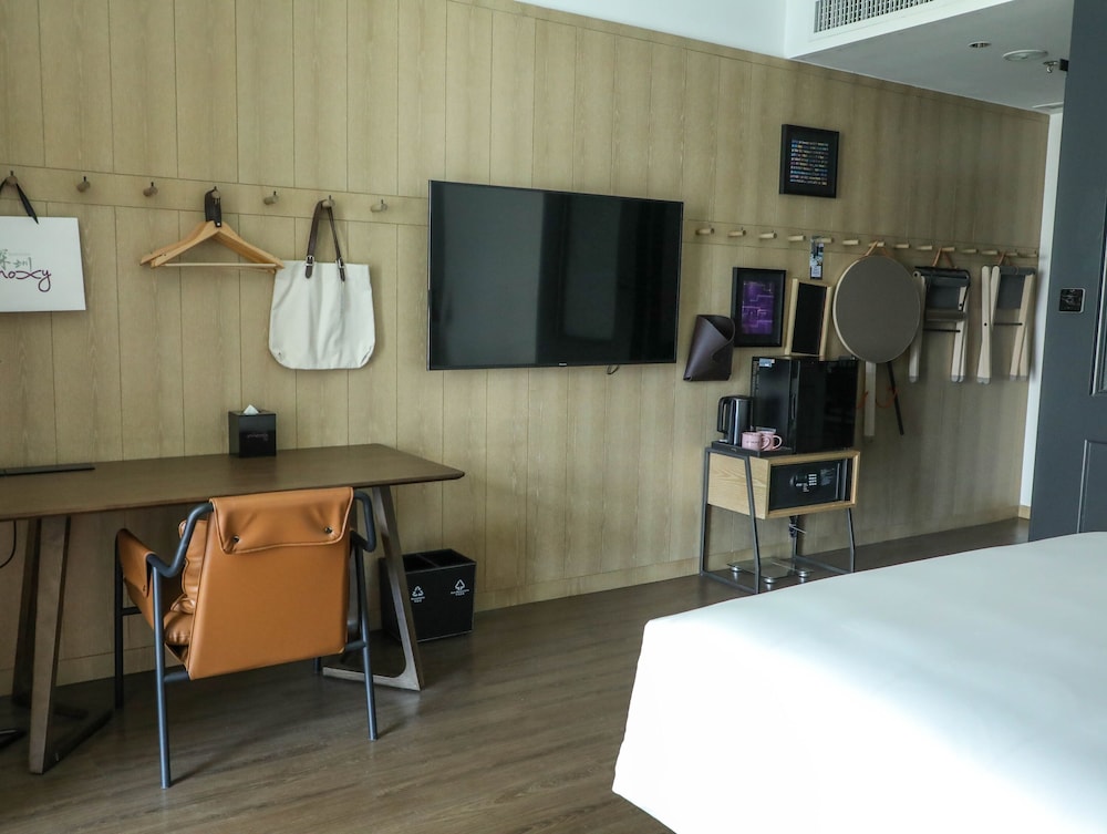Room, 1 King Bed, City View - Photo 6