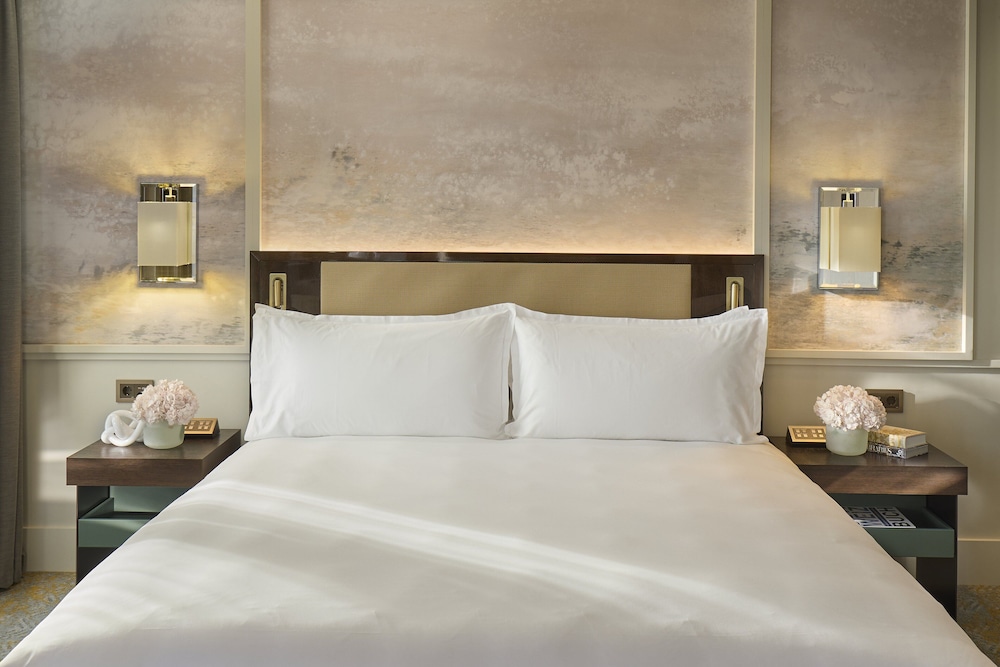 Deluxe Room (King or Twin) thumbnail 6