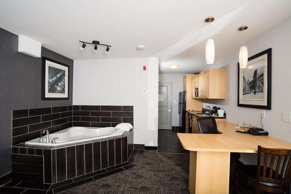 Deluxe Room, 1 King Bed, Jetted Tub photo 1