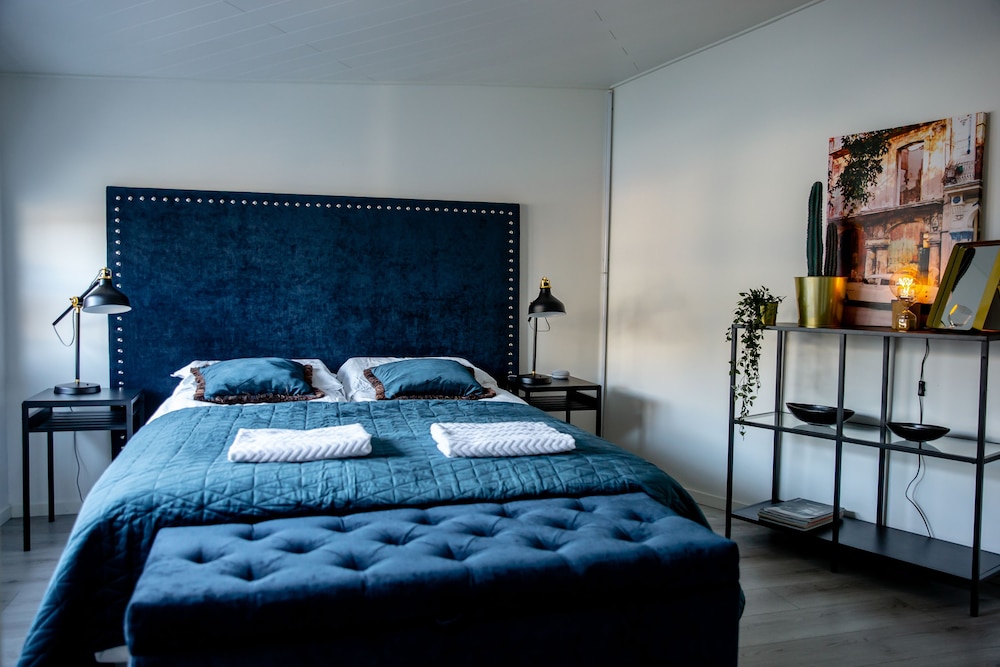 Luxury Villa, 6 Bedrooms, Mountain View, Overwater photo 3