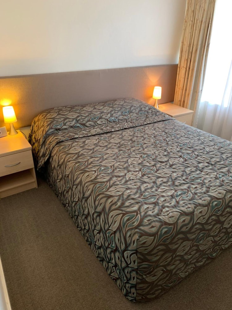 Standard Room, 1 Queen Bed - Photo 4