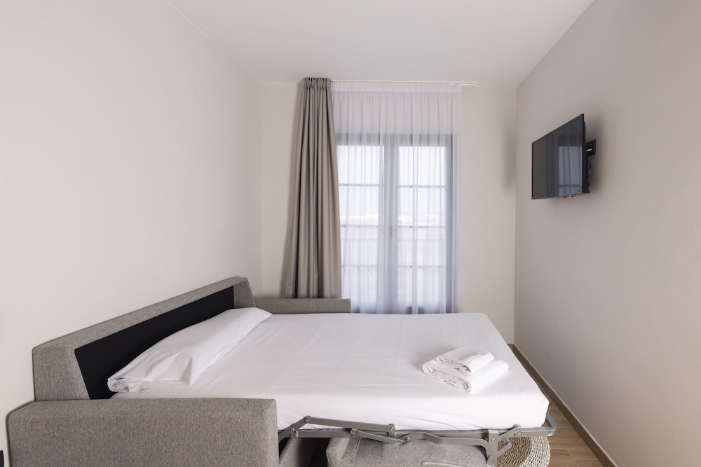 Studio Suite, Pool View (2 adults and 2 children)