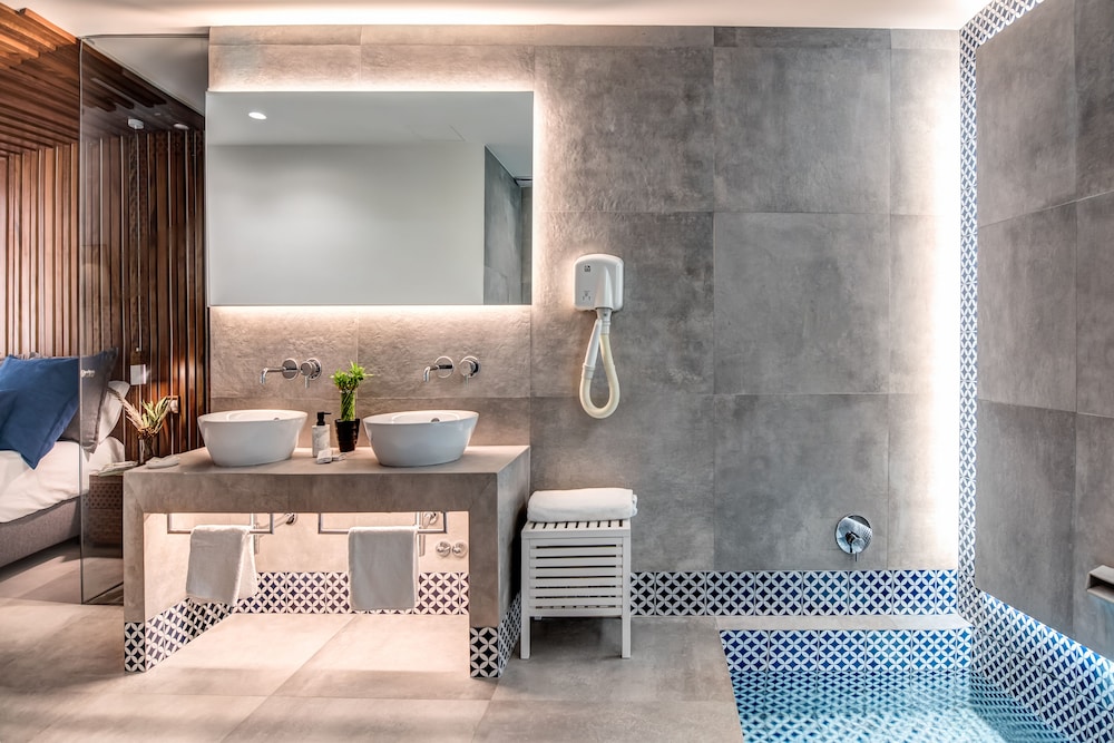 Junior Suite, 1 King Bed, Bathtub, Sea View - Photo 6