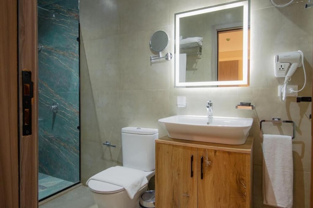 Standard Double or Twin Room - Photo 22