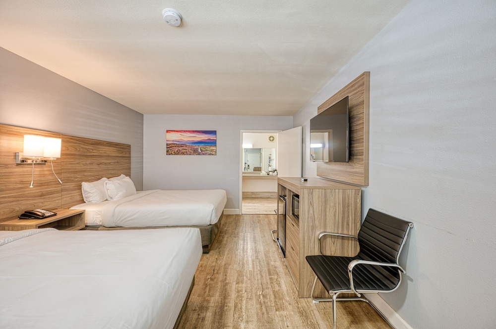 Standard Room, 2 Queen Beds, Accessible photo 2