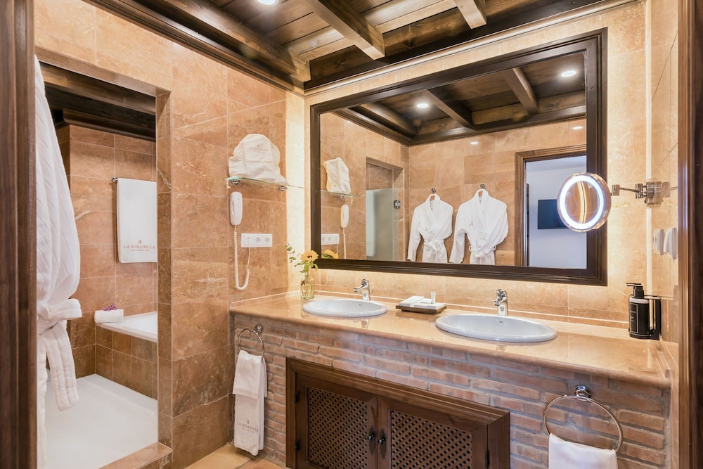 Luxury Suite, 2 Bedrooms, Jetted Tub
