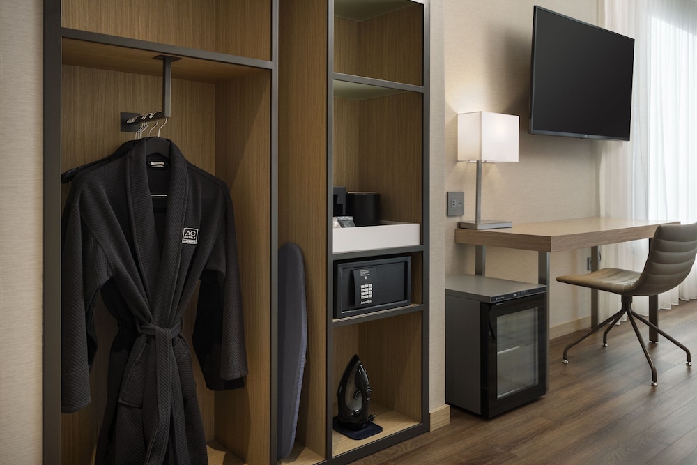 Standard Room, 2 Queen Beds (Mobility Accessible, Roll-In Shower) photo 1