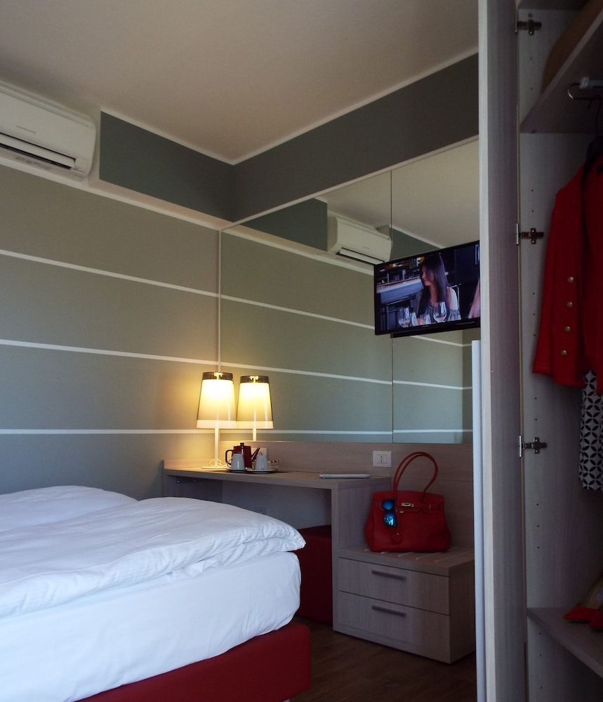 Standard Twin Room - Photo 2