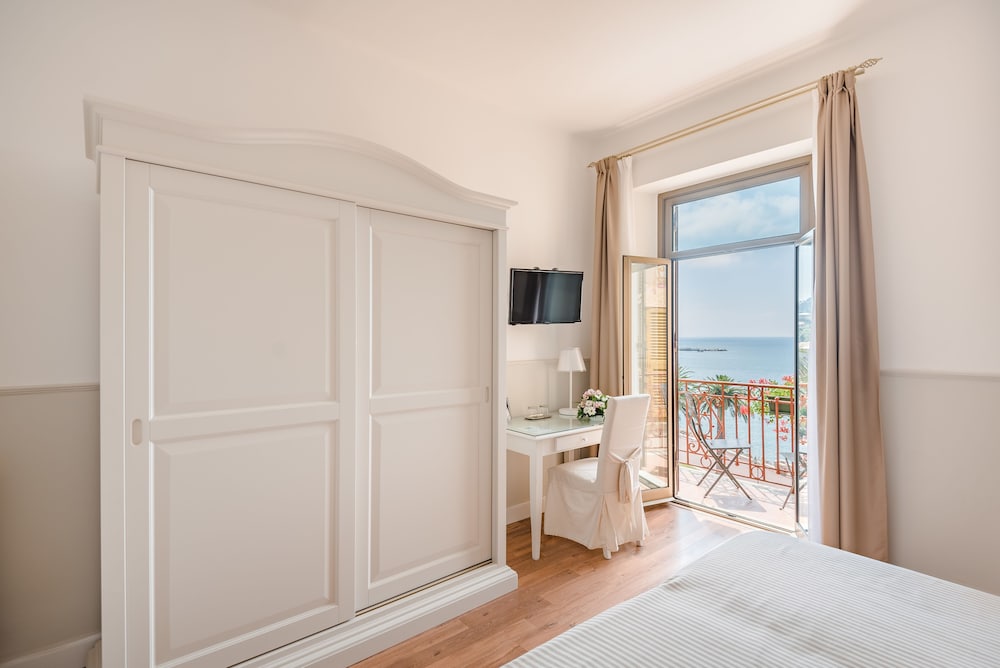 Double Room, Sea View - Photo 3