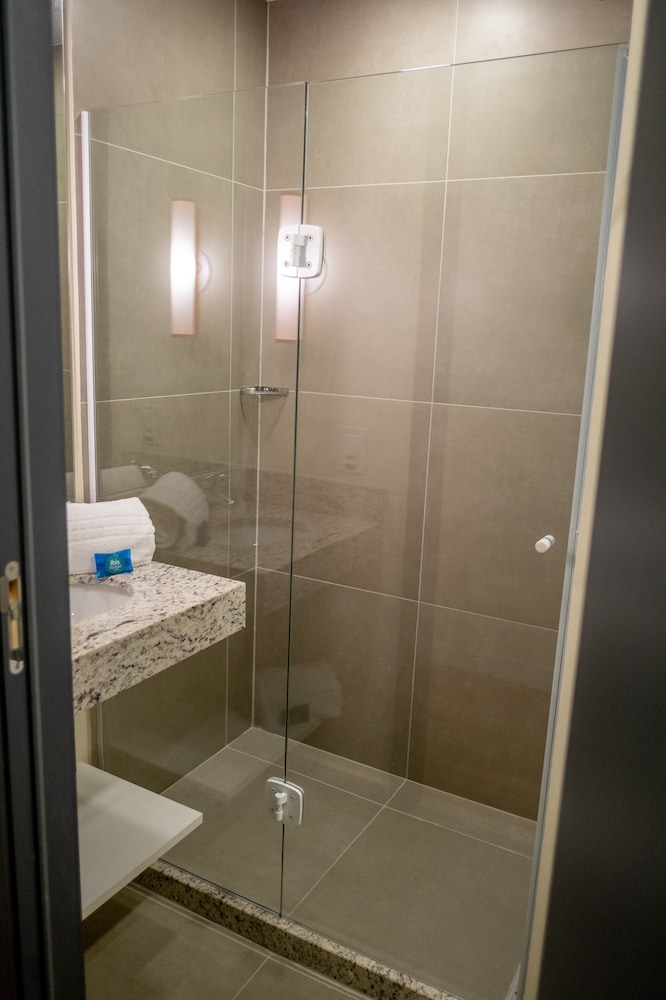 Standard Room, Multiple Beds - Photo 4