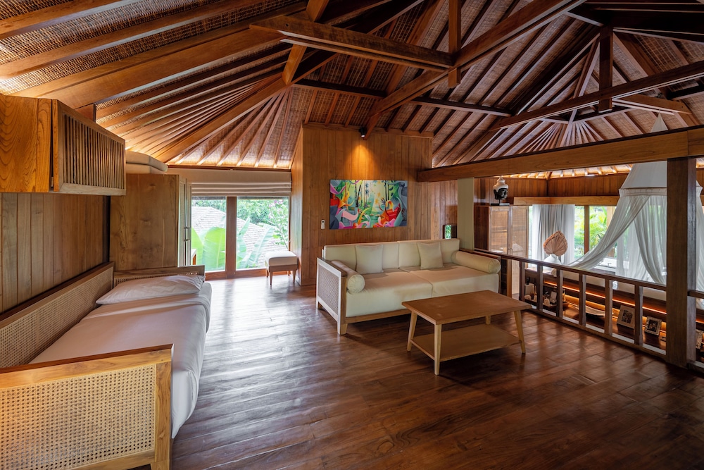 Deluxe Suite with Hot Tub and Free Scheduled Activities - Photo 14